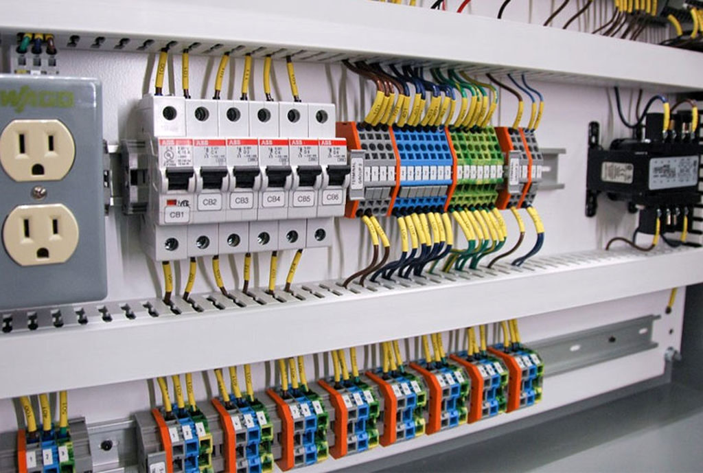تصویری از تابلو برق که نشان دهنده ظرفیت بالای برق کارخانه می باشد.